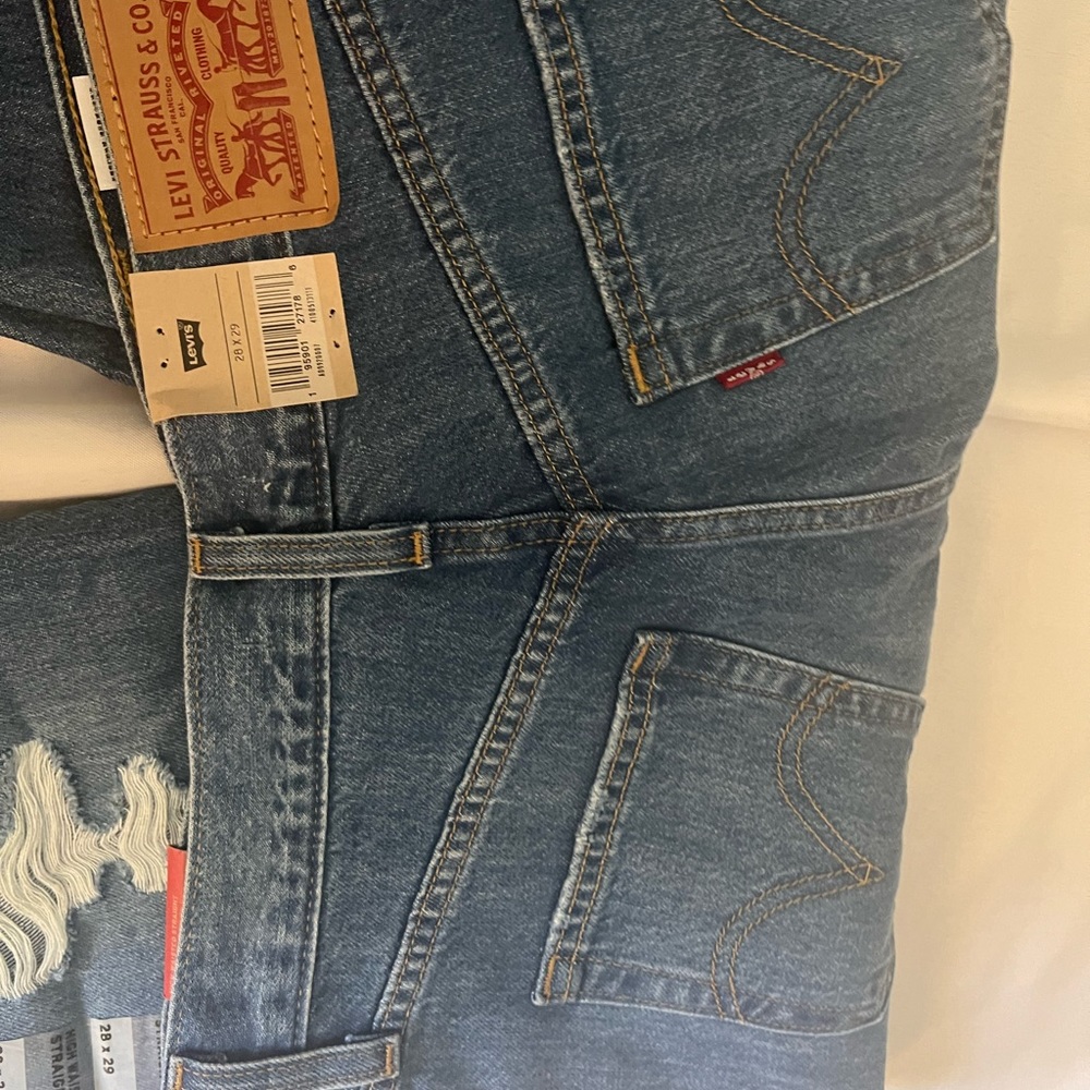 NWT LEVIS JEANS HIGH WAISTED STRAIGHT SIZE 28